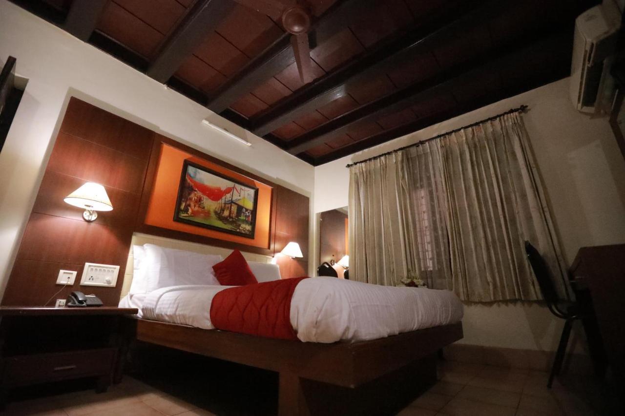 Hotel Peninsula Thrissur 外观 照片